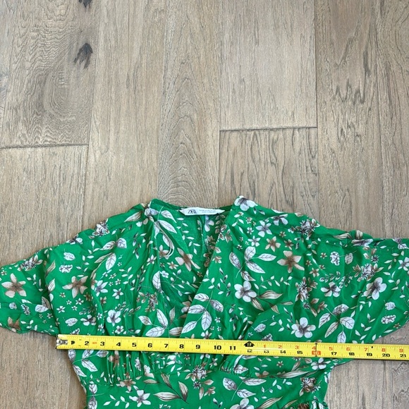 Women’s XS Zara Flowy Green Floral Dress - Picture 3 of 7